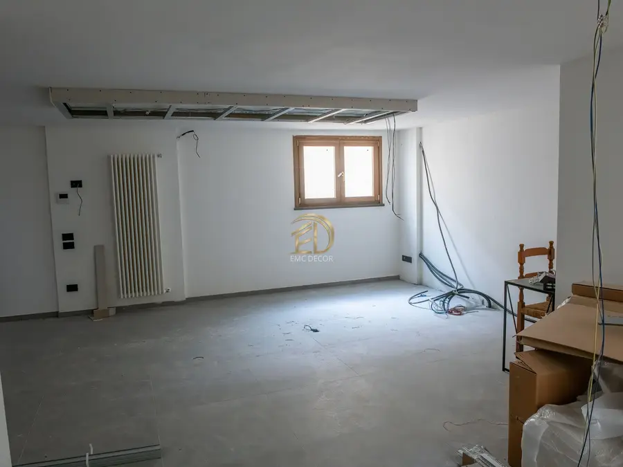 Gizli perdelikli ve çevre LED aydınlatmalı modern asma tavan
