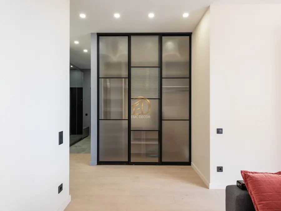 Entegre TV nişi ve gizli LED aydınlatmalı lüks salon bölme duvarı