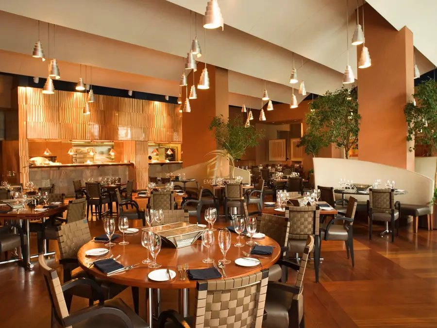 Lüks restoran yemek salonu, ahşap parke zemin ve özel tasarım aydınlatma