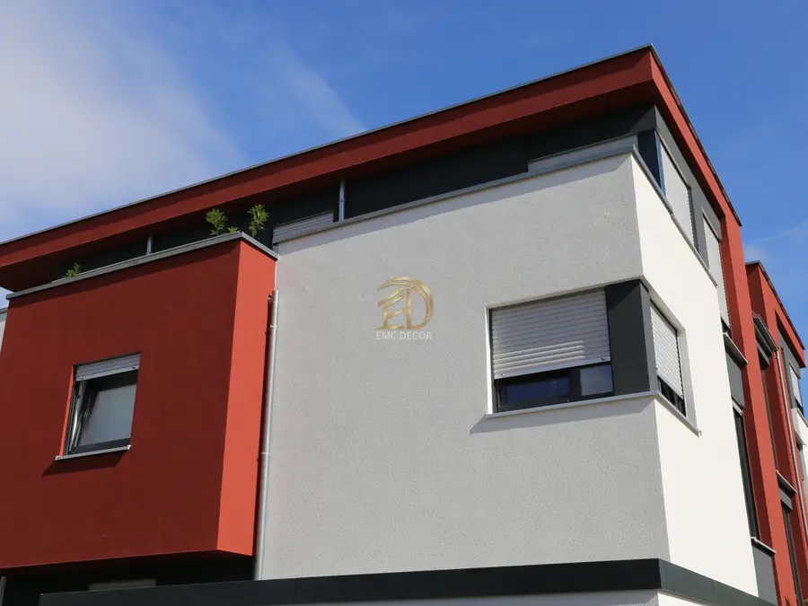 Modern villa mimarisinde kontrast renkli dış cephe boya uygulaması