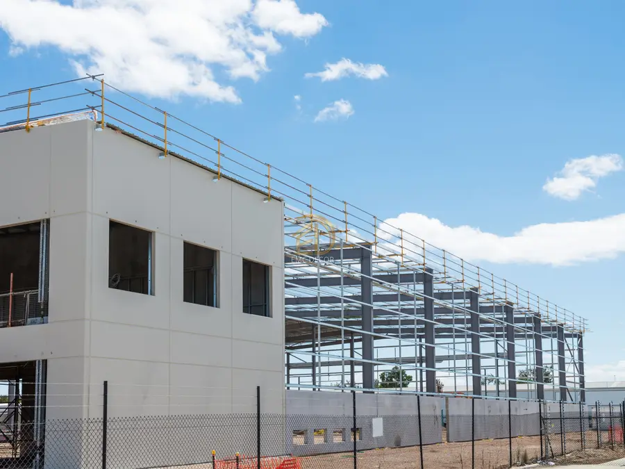 Çelik karkas fabrika binası inşaatı ve prefabrik beton panel montaj süreci