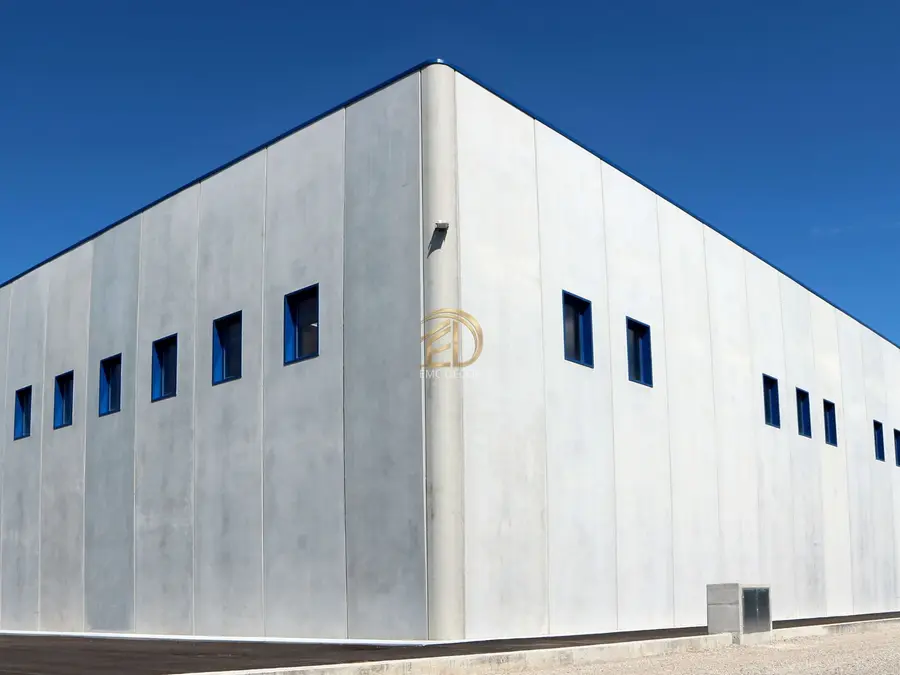 Tamamlanmış modern fabrika binası sandviç panel dış cephe kaplaması