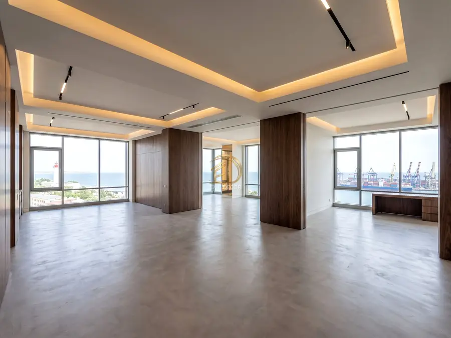 Gizli aydınlatma ve ahşap kaplamalı yenilenmiş geniş salon