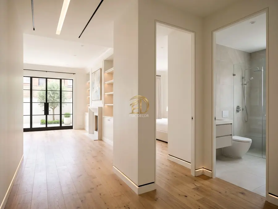 Banyo ve yaşam alanına açılan yenilenmiş daire koridoru