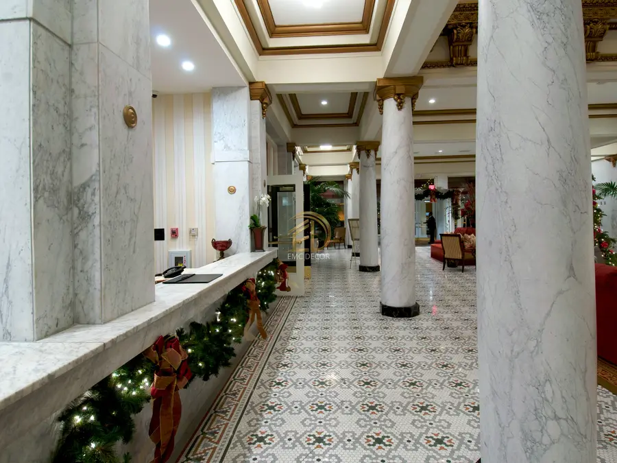 Lüks otel lobi ve resepsiyon alanı mermer sütunlar, mozaik zemin yenilemesi