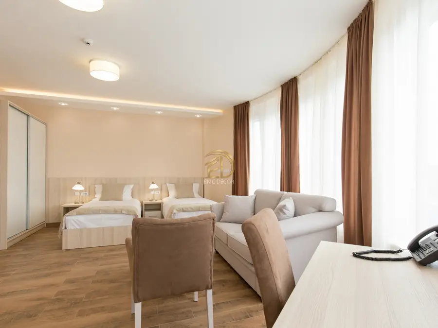 Standart otel odası parke zemin, gizli tavan ışık bandı ve mobilya yenilemesi